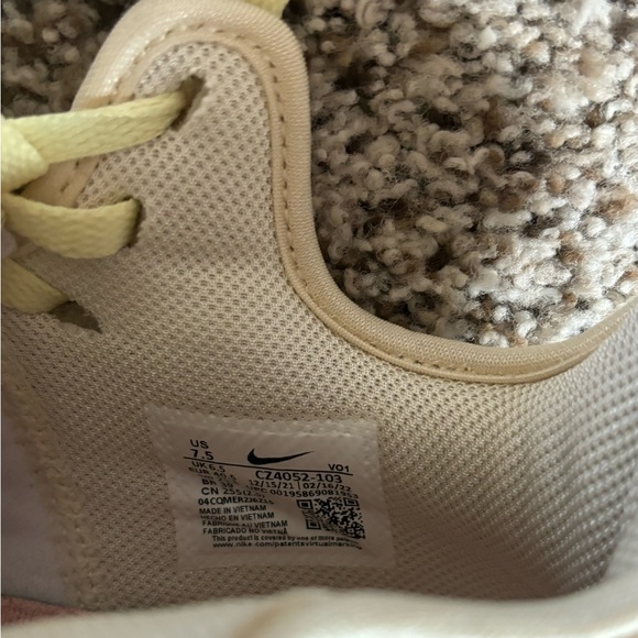NIKE size 7.5 - Picture 5 of 5
